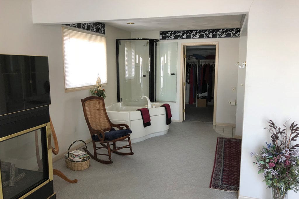 Master bathroom before remodel